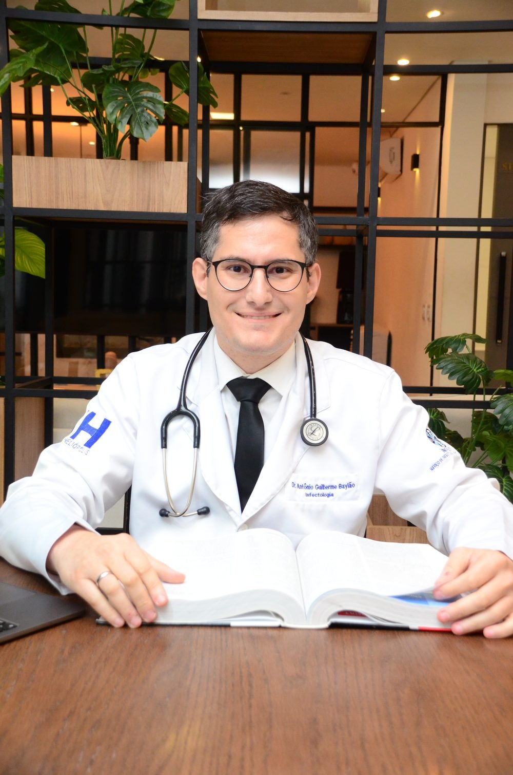 Dr. Antônio Guilherme Baylão, médico infectologista